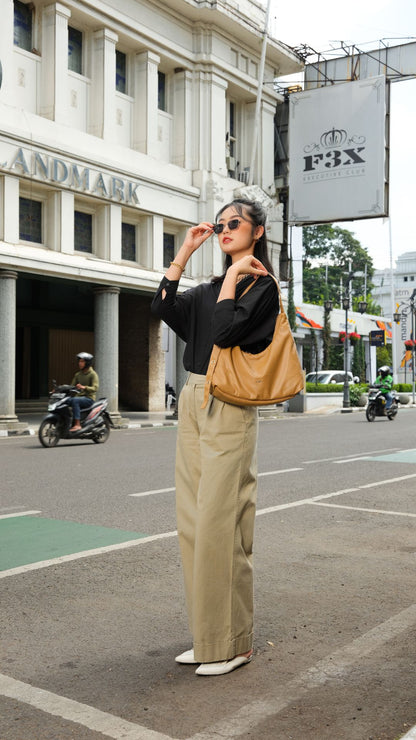 CUSHY HOBO BAG IN LATTE