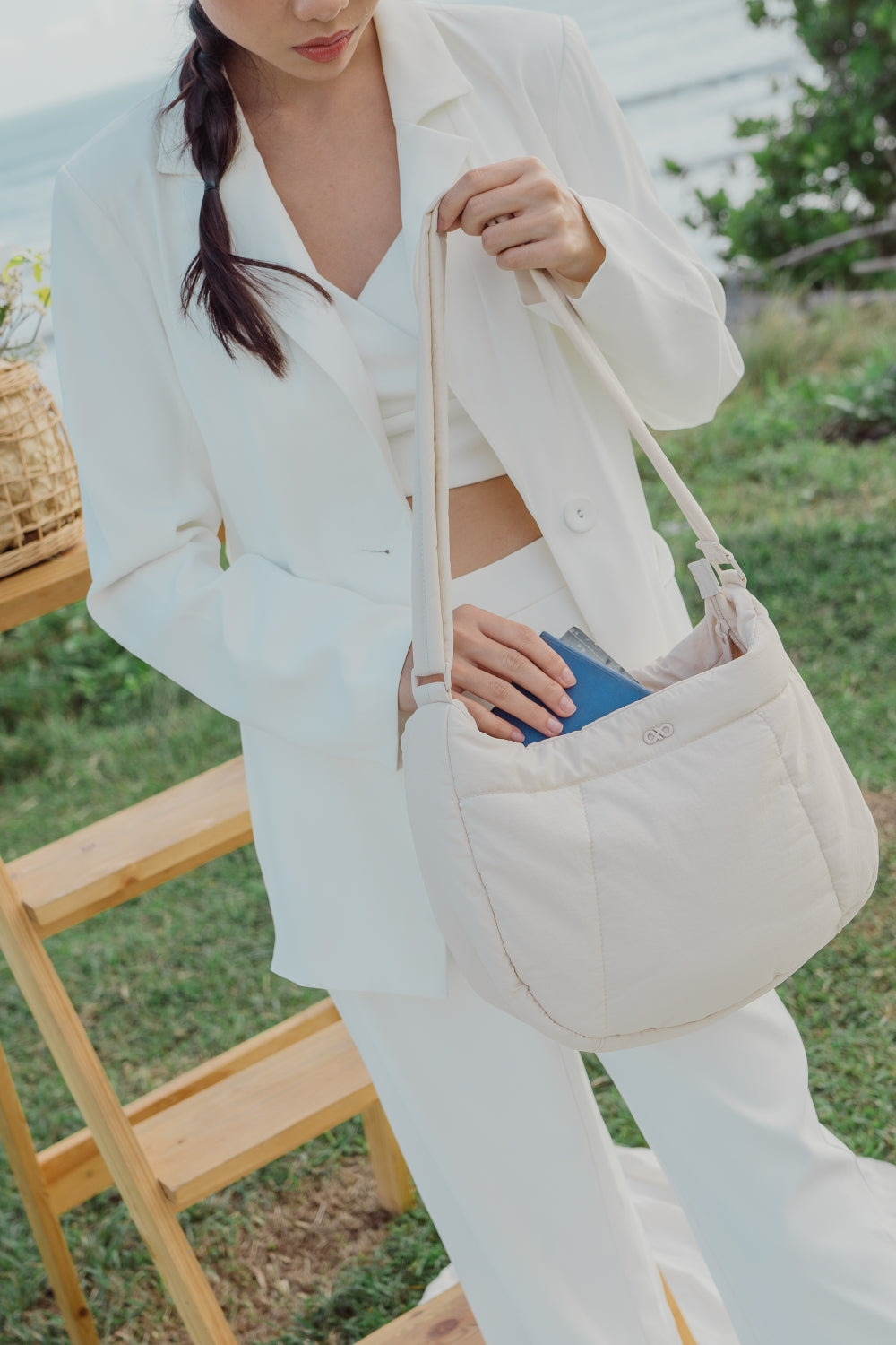 COSY PUFFY CROSSBODY BAG IN MOONBEAM