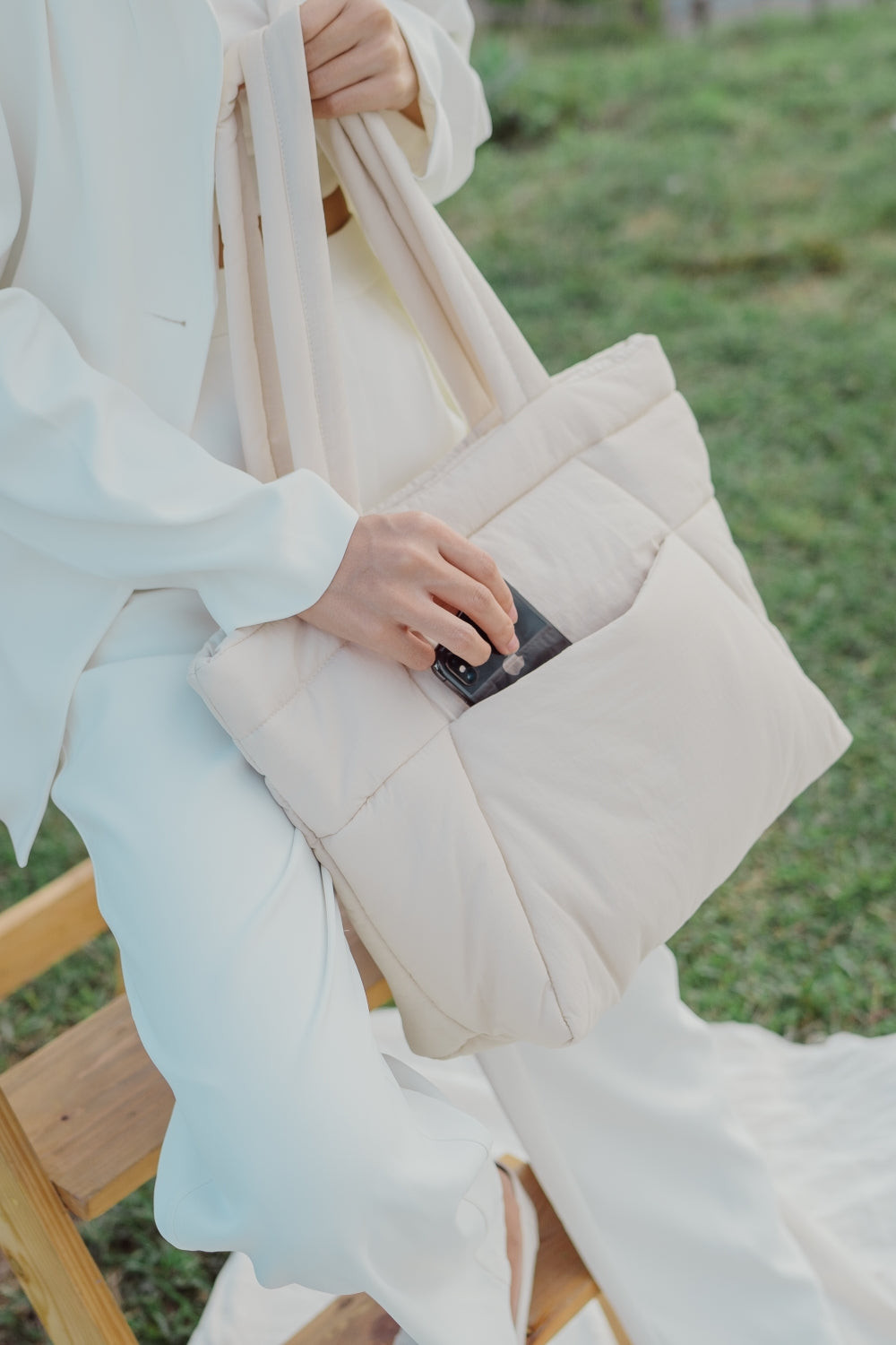 COSY PUFFY TOTE BAG IN MOONBEAM