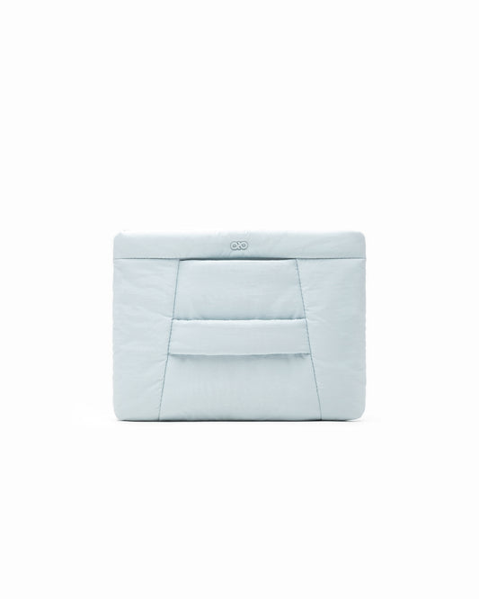 COSY PUFFY CLUTCH BAG IN GLACIER